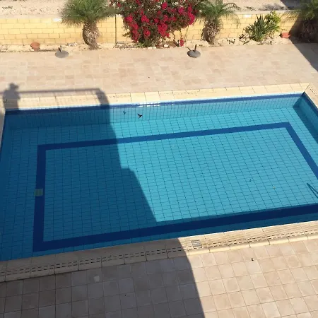 2 Bed Flat - Sleeps 4 - Pool - Parking - Wifi Apartament