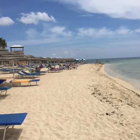 2 Bed Flat - Sleeps 4 - Pool - Parking - Wifi Apartment *