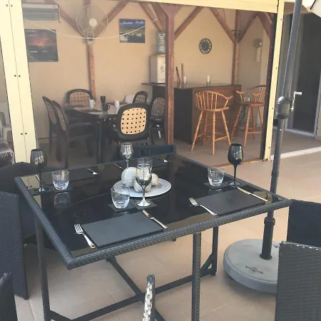 2 Bed Flat - Sleeps 4 - Pool - Parking - Wifi * Xylophaghou