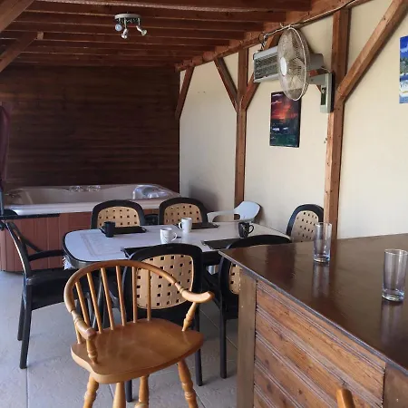 2 Bed Flat - Sleeps 4 - Pool - Parking - Wifi Xylophaghou