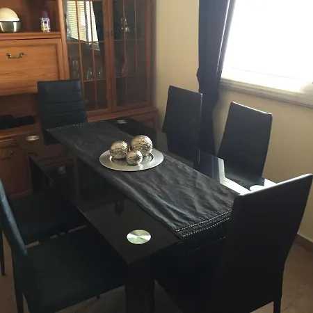 2 Bed Flat - Sleeps 4 - Pool - Parking - Wifi Appartement *