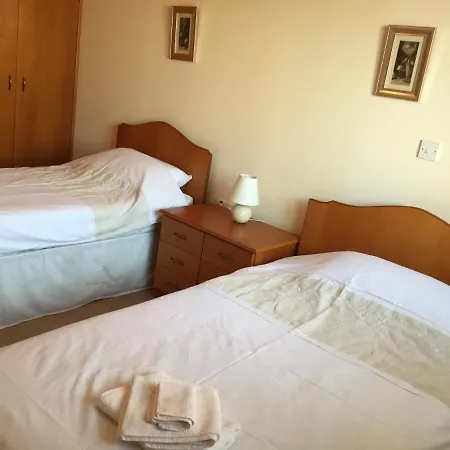 Appartement 2 Bed Flat - Sleeps 4 - Pool - Parking - Wifi *