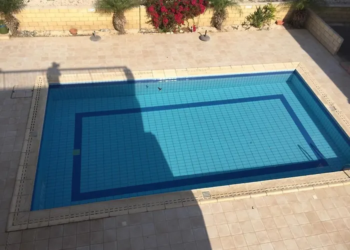 2 Bed Flat - Sleeps 4 - Pool - Parking - Wifi アパート