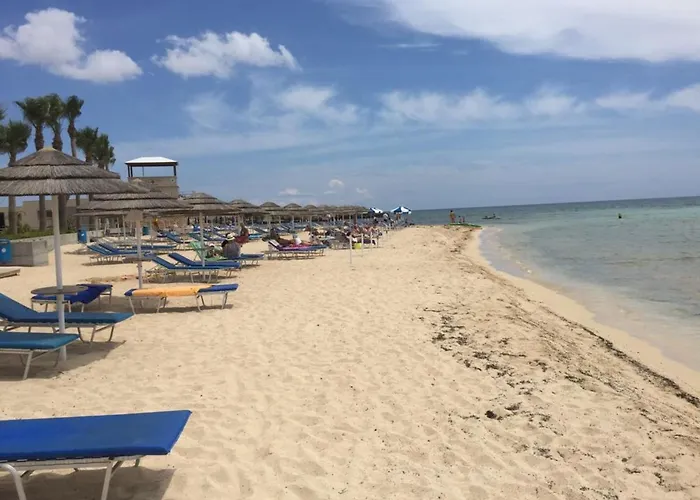 2 Bed Flat - Sleeps 4 - Pool - Parking - Wifi Apartmán *