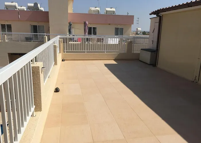 2 Bed Flat - Sleeps 4 - Pool - Parking - Wifi