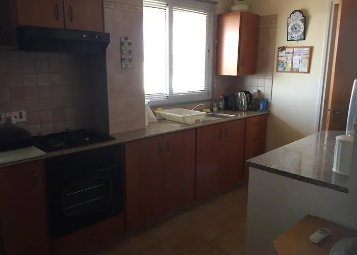 2 Bed Flat - Sleeps 4 - Pool - Parking - Wifi *