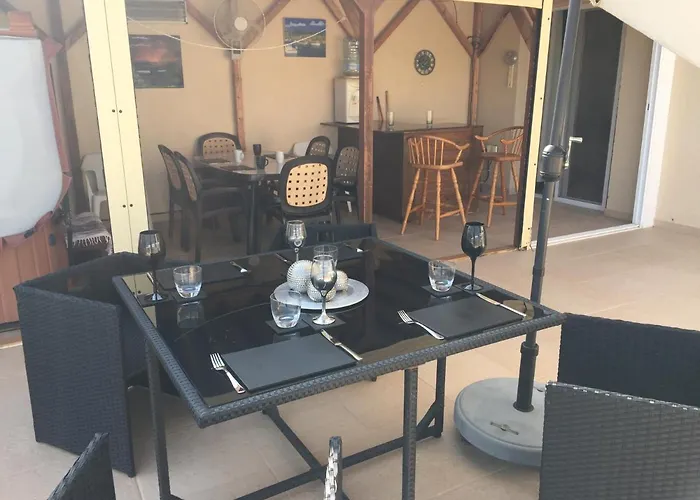 2 Bed Flat - Sleeps 4 - Pool - Parking - Wifi * Xylophaghou