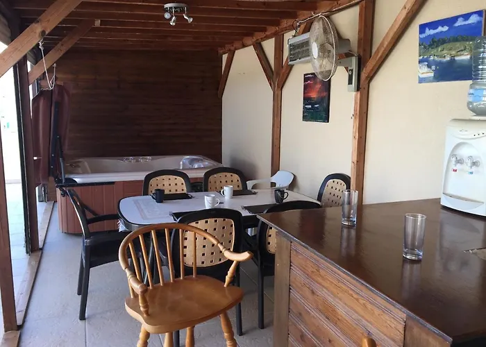 2 Bed Flat - Sleeps 4 - Pool - Parking - Wifi Xylophaghou