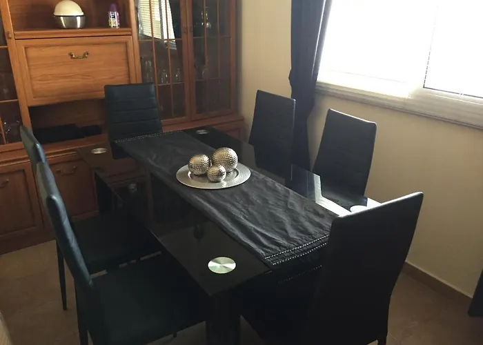 2 Bed Flat - Sleeps 4 - Pool - Parking - Wifi Apartmán *