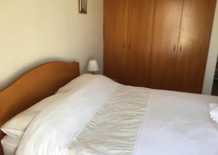 2 Bed Flat - Sleeps 4 - Pool - Parking - Wifi